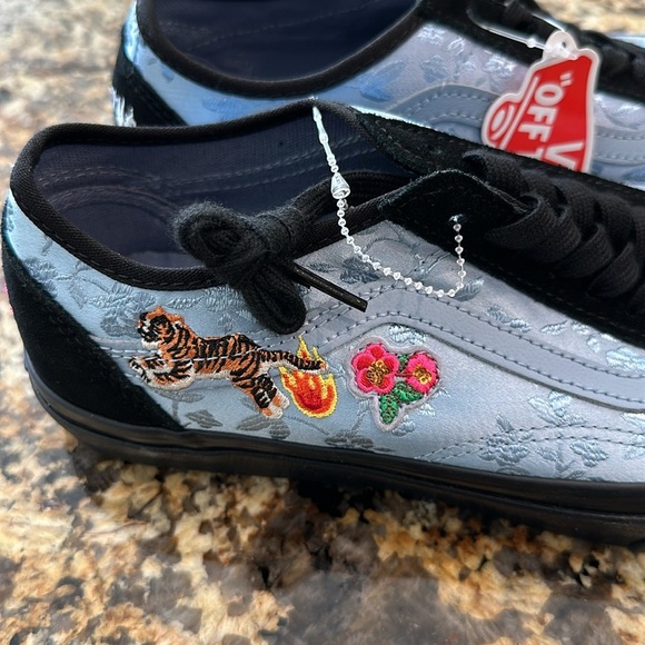 NWT Van’s Off the Wall Tiger Design Sneakers - Picture 8 of 9